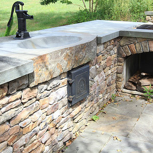 Idee per un patio o portico american style di medie dimensioni e dietro casa con pavimentazioni in cemento e nessuna copertura