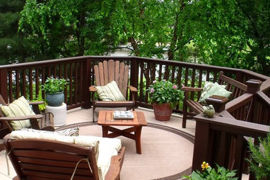 Modelo de patio tradicional de tamaño medio sin cubierta en patio trasero con entablado