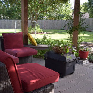 Idee per un patio o portico classico di medie dimensioni e dietro casa con pedane e una pergola