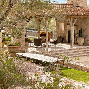 Ispirazione per un patio o portico american style dietro casa