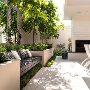 Moderner Patio mit Feuerstelle in Perth