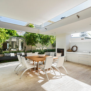 Esempio di un patio o portico contemporaneo di medie dimensioni e dietro casa con un tetto a sbalzo