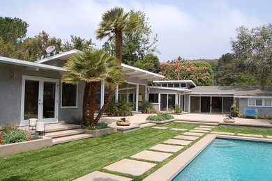 Example of a 1960s patio design in Los Angeles