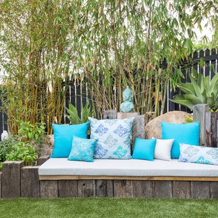 Esempio di un patio o portico boho chic dietro casa con un giardino in vaso