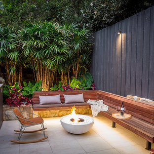 Idee per un patio o portico minimal di medie dimensioni e in cortile con un focolare