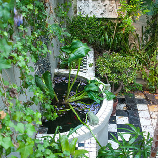 Idee per un piccolo patio o portico vittoriano in cortile con piastrelle e un parasole