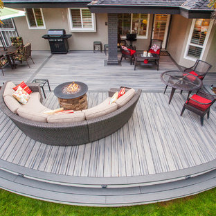 Ispirazione per un ampio patio o portico moderno dietro casa con un focolare, nessuna copertura e pedane