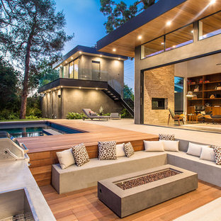Idee per un patio o portico minimal dietro casa con pedane e nessuna copertura