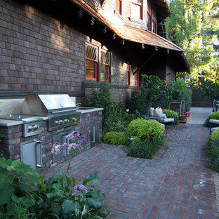 Immagine di un patio o portico american style davanti casa