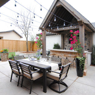 Esempio di un grande patio o portico boho chic dietro casa con lastre di cemento e un gazebo o capanno