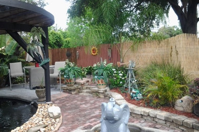 Example of an eclectic patio design in Orlando