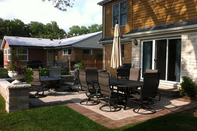 Foto de patio clásico de tamaño medio en patio trasero con brasero y adoquines de ladrillo
