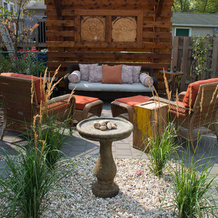 Immagine di un patio o portico boho chic di medie dimensioni e dietro casa con pavimentazioni in cemento e nessuna copertura