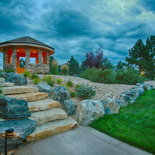 Idee per un ampio patio o portico chic dietro casa con pavimentazioni in cemento e un gazebo o capanno
