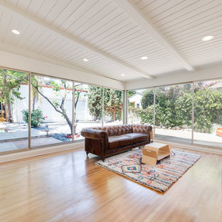 Esempio di un grande patio o portico minimalista dietro casa con pedane e un tetto a sbalzo