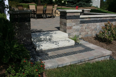 Idee per un patio o portico con pavimentazioni in pietra naturale