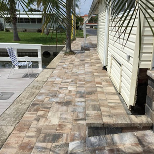 Ispirazione per un grande patio o portico stile marino dietro casa con pavimentazioni in mattoni