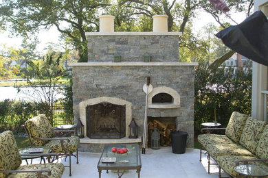 Esempio di un patio o portico tradizionale di medie dimensioni e dietro casa con un focolare, lastre di cemento e nessuna copertura
