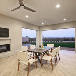 Foto di un patio o portico stile rurale di medie dimensioni e dietro casa con un focolare, piastrelle e un gazebo o capanno