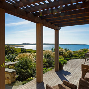 Ispirazione per un grande patio o portico stile marinaro nel cortile laterale con pedane e una pergola
