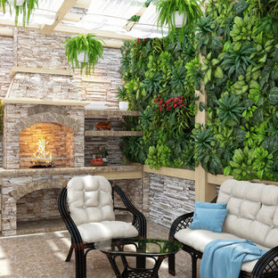 Ispirazione per un patio o portico tropicale di medie dimensioni e in cortile con graniglia di granito e una pergola