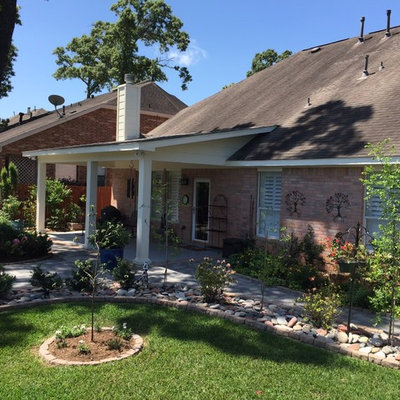 Inspiration for a mid-sized timeless backyard concrete paver patio remodel in Houston with a roof extension