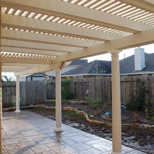 Cette photo montre une petite terrasse arrière avec une pergola.