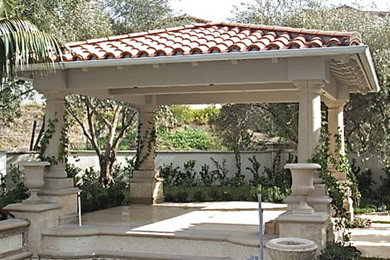 Inspiration for a traditional patio in Los Angeles.