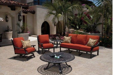 ラスベガスにある高級な広い地中海スタイルのおしゃれな中庭のテラス (タイル敷き、日よけなし) の写真