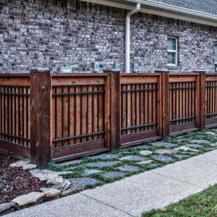Esempio di un patio o portico american style di medie dimensioni e dietro casa con cemento stampato e una pergola