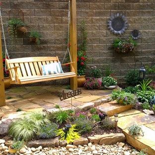 Esempio di un piccolo patio o portico country dietro casa con pavimentazioni in pietra naturale
