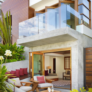 Foto di un patio o portico tropicale di medie dimensioni e davanti casa con nessuna copertura e lastre di cemento