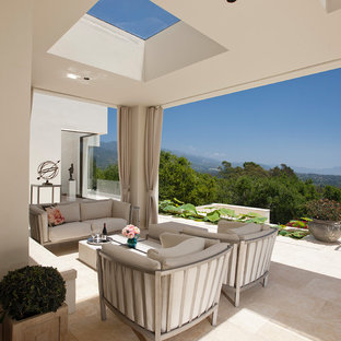 Foto di un grande patio o portico mediterraneo dietro casa con un tetto a sbalzo e un giardino in vaso