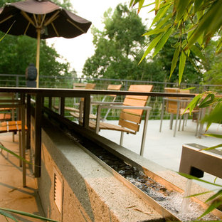 Idee per un grande patio o portico etnico dietro casa con lastre di cemento e nessuna copertura
