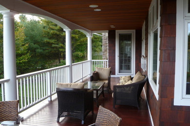 Cette image montre une terrasse en bois latérale craftsman avec une extension de toiture.