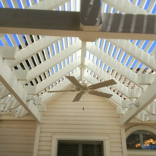 Immagine di un grande patio o portico american style dietro casa con pavimentazioni in pietra naturale e una pergola