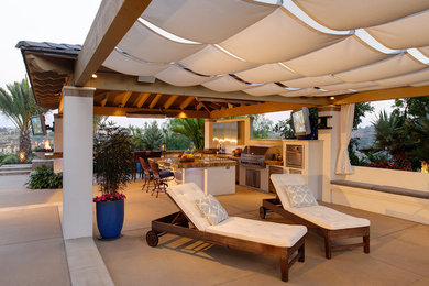 Imagen de patio contemporáneo grande en patio trasero con cocina exterior, adoquines de hormigón y cenador