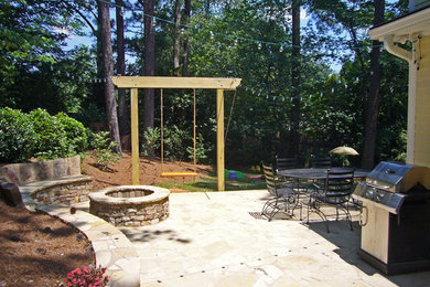 Modelo de patio tradicional renovado grande sin cubierta en patio trasero con brasero y losas de hormigón