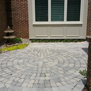 Immagine di un piccolo patio o portico etnico dietro casa con un giardino in vaso e pavimentazioni in cemento