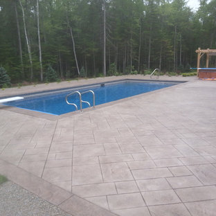 Immagine di un patio o portico stile americano dietro casa con cemento stampato
