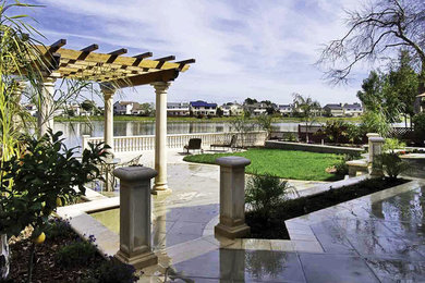 サンフランシスコにある地中海スタイルのおしゃれなテラス・中庭の写真