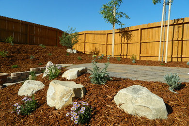 Modelo de jardín moderno de tamaño medio en patio trasero con brasero y adoquines de piedra natural