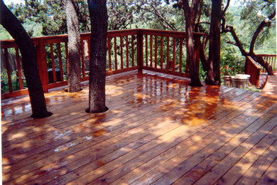 Réalisation d'une terrasse arrière de taille moyenne.