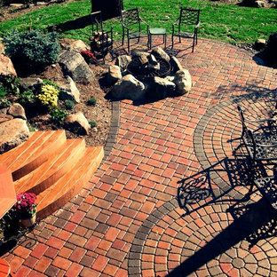 Idee per un grande patio o portico rustico dietro casa con un focolare, pavimentazioni in mattoni e nessuna copertura