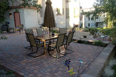 Foto de patio clásico de tamaño medio sin cubierta en patio trasero con adoquines de ladrillo