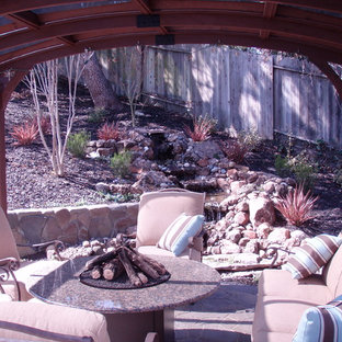 Idee per un grande patio o portico classico dietro casa con cemento stampato e un gazebo o capanno
