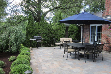 Imagen de patio tradicional renovado grande en patio trasero con adoquines de hormigón