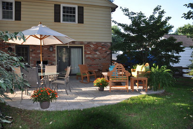Foto de patio clásico pequeño sin cubierta en patio trasero con adoquines de hormigón