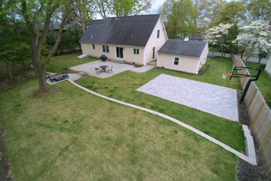 Diseño de patio clásico grande sin cubierta en patio trasero con suelo de hormigón estampado