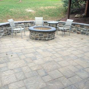 Idee per un patio o portico stile rurale di medie dimensioni e dietro casa con pavimentazioni in cemento, nessuna copertura e un focolare